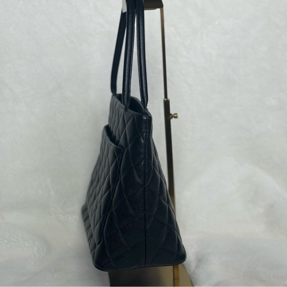 CHANEL CC Black Medallion Caviar Leather Tote - Picture 4 of 17